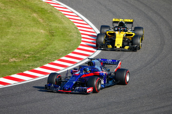 Brendon Hartley, Toro Rosso STR13, devance Carlos Sainz Jr., Renault Sport F1 Team R.S. 18