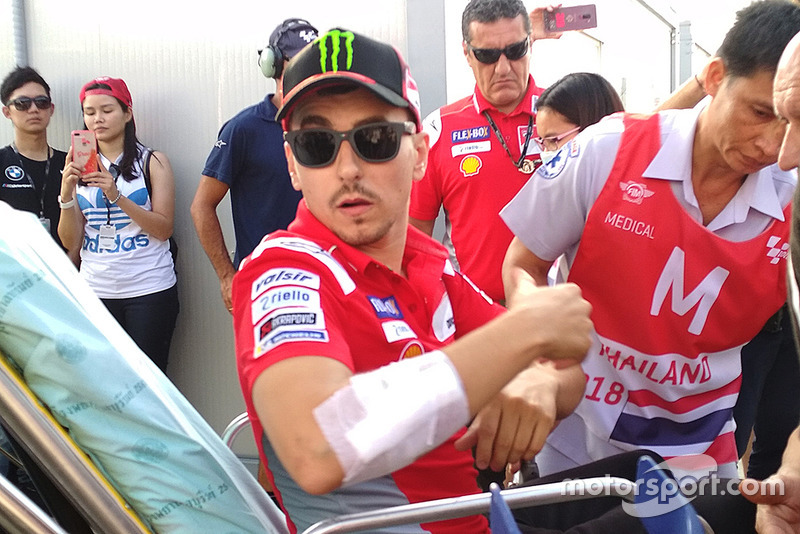 Jorge Lorenzo, Ducati Team, viene portato in ospedale dopo l'incidente