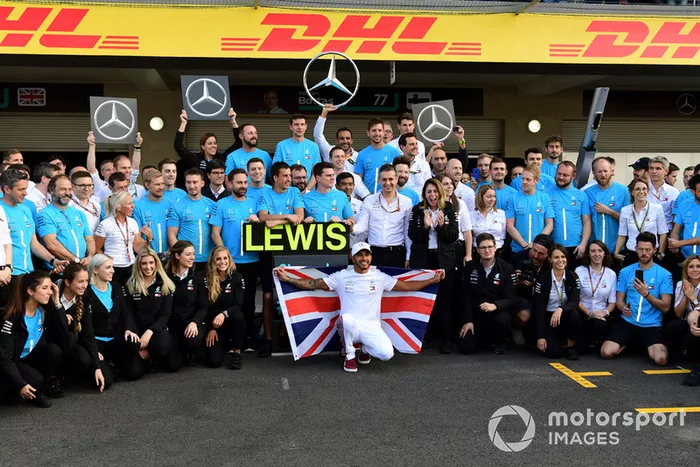 Lewis Hamilton, Mercedes AMG F1 celebra con el equipo