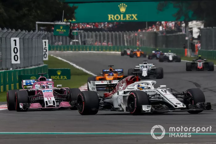 Marcus Ericsson, Sauber C37 y Esteban Ocon, Racing Point Force India VJM11 