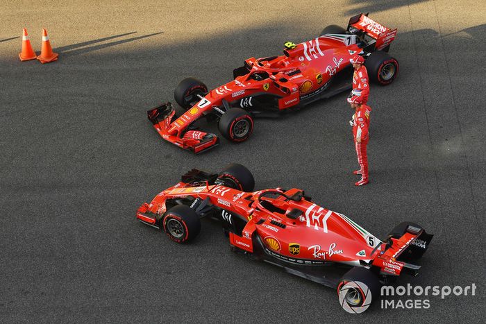 Kimi Raikkonen, Ferrari y Sebastian Vettel, Ferrari con el Ferrari SF71H en la foto de equipo de Ferrari 
