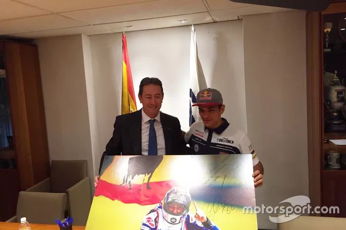 Jorge Martín ofreció el título de Moto3, a Manuel Casado, presidente Federación Motociclismo y  a todos los aficionados