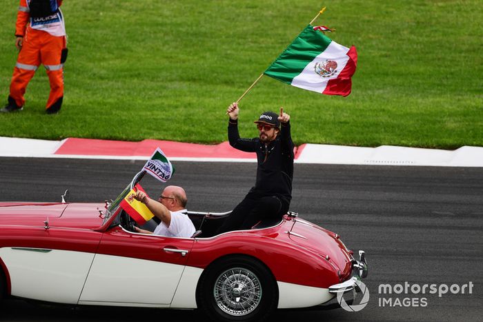 Fernando Alonso, McLaren en el desfile de pilotos