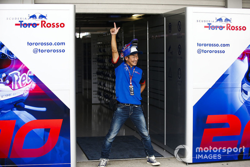 Un invitado de Toro Rosso asume una pose en la parte trasera del garaje