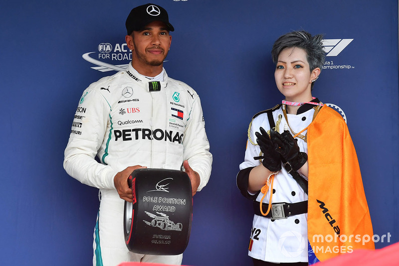 Lewis Hamilton, Mercedes AMG F1, riceve il Pirelli Pole Position Award