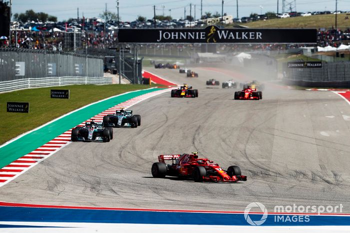Kimi Raikkonen, Ferrari SF71H,  Lewis Hamilton, Mercedes AMG F1 W09 EQ Power+, Valtteri Bottas, Mercedes AMG F1 W09 EQ Power+, Sebastian Vettel, Ferrari SF71H, Daniel Ricciardo, Red Bull Racing RB14, y el resto