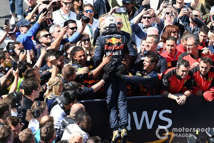 Max Verstappen, Red Bull Racing, 1ª posición, celebra con su equipo en el Parc Ferme