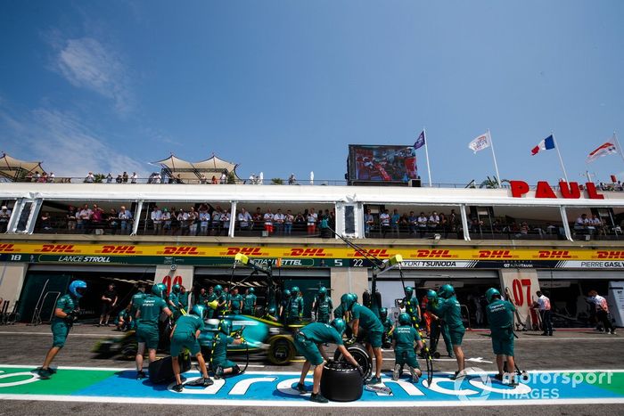 Sebastian Vettel, Aston Martin AMR22, en boxes