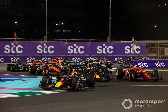 Max Verstappen, Red Bull Racing RB20, lidera a Charles Leclerc, Ferrari SF-24, Sergio Pérez, Red Bull Racing RB20, Oscar Piastri, McLaren MCL38, y el resto del campo en la salida.