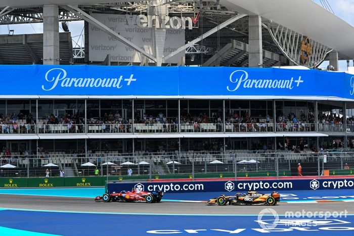 Carlos Sainz, Ferrari SF-24, adelanta a Oscar Piastri, McLaren MCL38