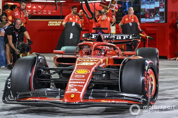 Charles Leclerc, Ferrari SF-24 dans la voie des stands 