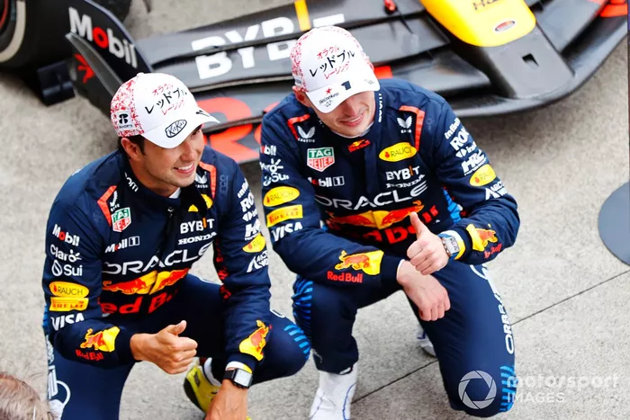 Sergio Perez, Red Bull Racing, 2e position, et Max Verstappen, Red Bull Racing, 1re position, posent ensemble pour une photo au Parc Ferme. 