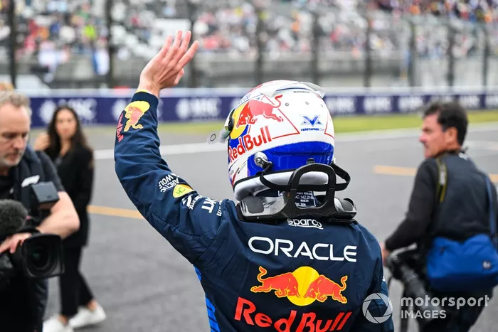 Max Verstappen, Red Bull Racing, célèbre au Parc Ferme après avoir décroché la pole position.