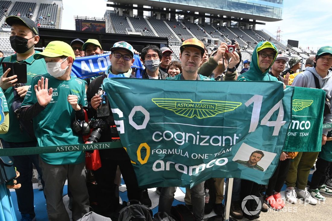 Los aficionados apoyan a Fernando Alonso, Aston Martin F1 Team