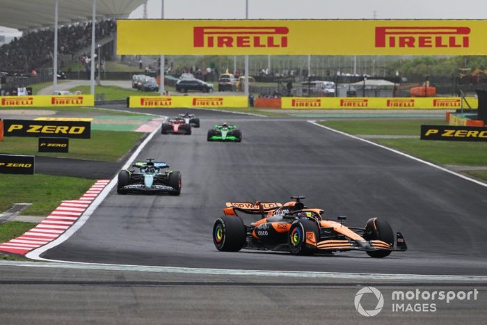 Oscar Piastri, McLaren MCL38, Lance Stroll, Aston Martin AMR24, Zhou Guanyu, Kick Sauber C44