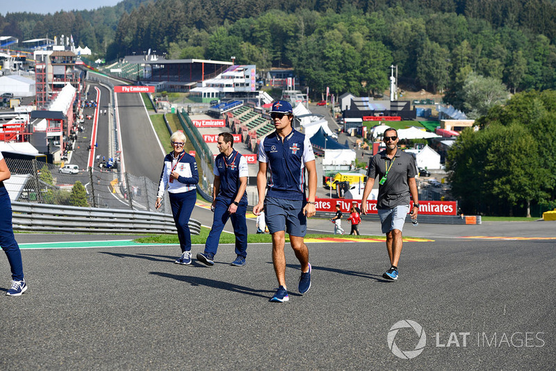 Lance Stroll, Williams Racing, cammina lungo il circuito