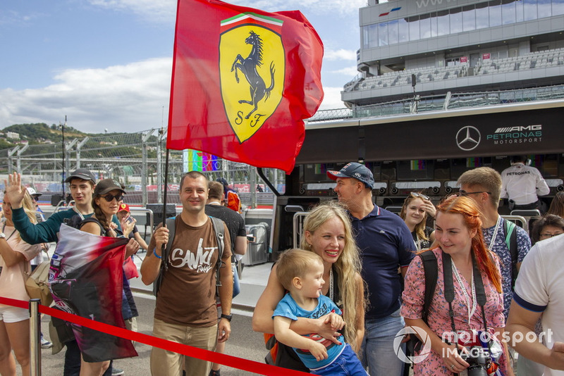 Des fans de Ferrari avec un drapeau