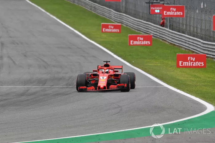 Sebastian Vettel, Ferrari SF71H, con el alerón delantero roto tras tocarse con Hamilton en la primera vuelta de Italia
