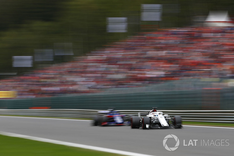 Marcus Ericsson, Sauber C37, za nim Brendon Hartley, Toro Rosso STR13