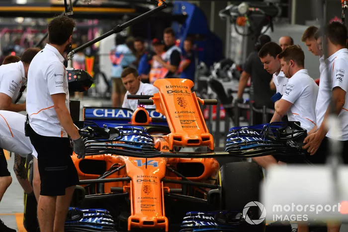 Cambio de morro coche Fernando Alonso, McLaren MCL33 