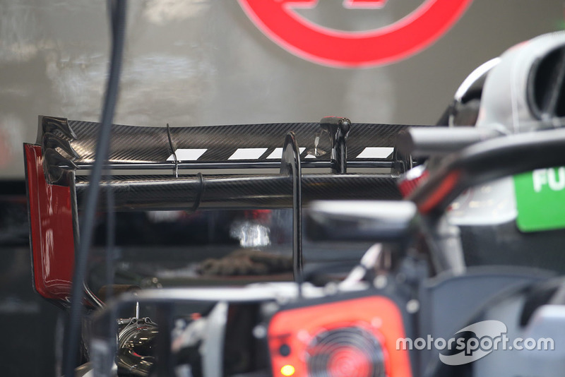 Haas F1 Team VF-18 detalle del ala trasera