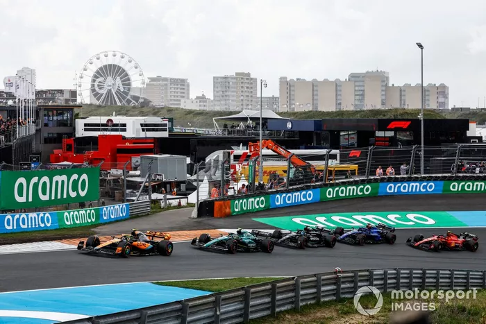Lando Norris, McLaren MCL60, lidera Fernando Alonso, Aston Martin AMR23, y George Russell, Mercedes F1 W14