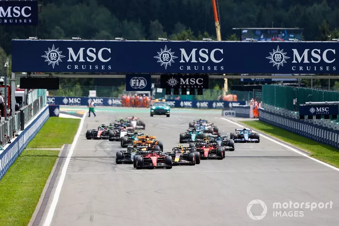 Charles Leclerc, Ferrari SF-23, Sergio Pérez, Red Bull Racing RB19, Carlos Sainz, Ferrari SF-23, Lewis Hamilton, Mercedes F1 W14, Oscar Piastri, McLaren MCL60, Max Verstappen, Red Bull Racing RB19, el resto de la parrilla en la salida.