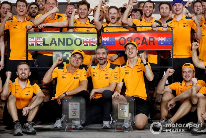 Lando Norris, McLaren, 3ª posición,rea Stella, Director de McLaren, Oscar Piastri, McLaren, 1ª posición, y el equipo McLaren celebra tras la carrera Sprint.