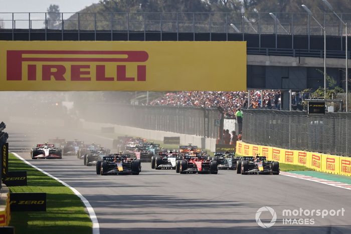 Charles Leclerc, Ferrari SF-23, Sergio Pérez, Red Bull Racing RB19, Max Verstappen, Red Bull Racing RB19, Daniel Ricciardo, AlphaTauri AT04, Lewis Hamilton, Mercedes F1 W14, el resto de la parrilla en la salida.