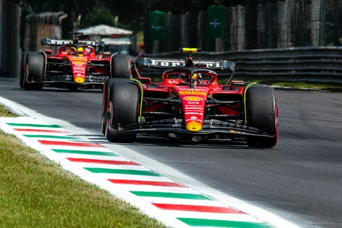 フェラーリは母国戦イタリアGPで、SF-23のノーズコーンとエンジンカバーにイエローのV字ストライプを入れた。