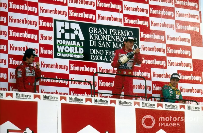 Podio: ganador de la carrera Ayrton Senna, McLaren, segundo lugar Alain Prost, McLaren, tercer lugar Alessandro Nannini, Benetton B188