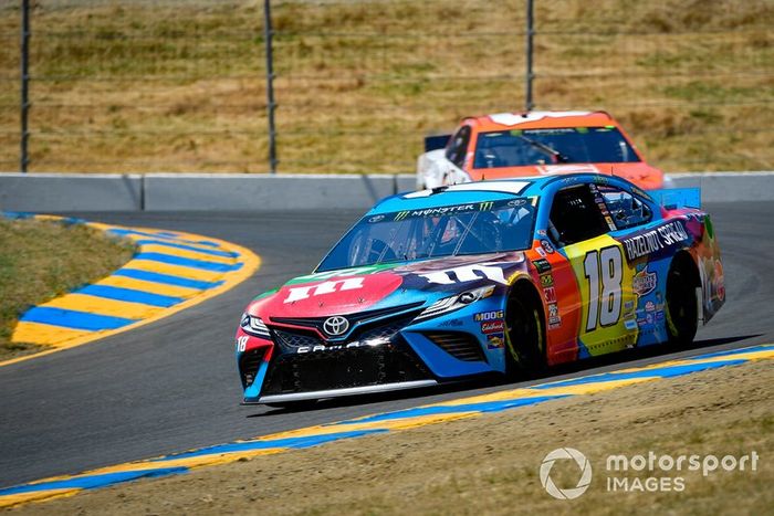 Kyle Busch, Joe Gibbs Racing, Toyota Camry M&M's Hazelnut, Daniel Hemric, Richard Childress Racing, Chevrolet Camaro Poppy Bank