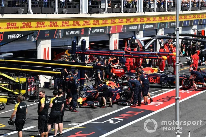 Pierre Gasly, Red Bull Racing RB15, and Max Verstappen, Red Bull Racing RB15, in the pits during Qualifying