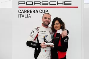 Niccolò Mercatali viene premiato da Valentina Albanese