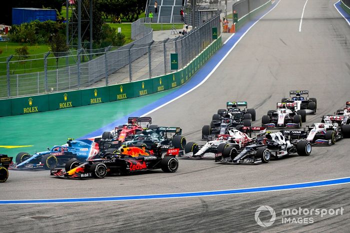 Inicio: Esteban Ocon, Alpine A521, Sergio Pérez, Red Bull Racing RB16B, Sebastian Vettel, Aston Martin AMR21, Charles Leclerc, Ferrari SF21, Kimi Raikkonen, Alfa Romeo Racing C41, 