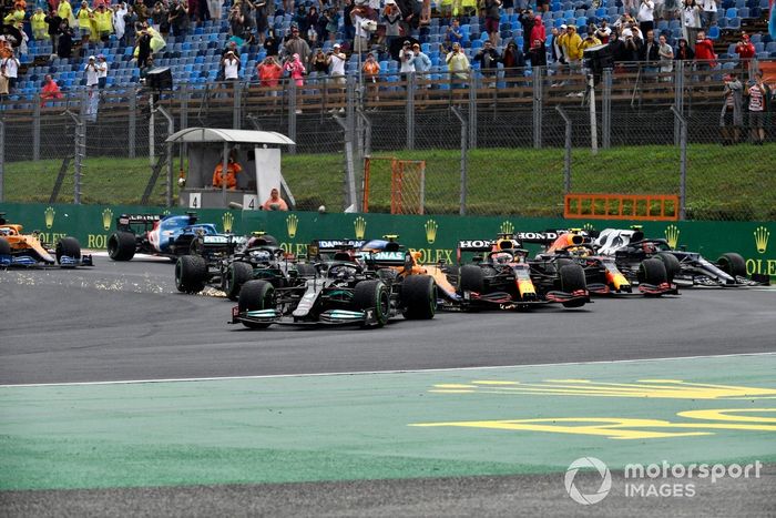 Lewis Hamilton, Mercedes W12, en la salida mientras Valtteri Bottas, Mercedes W12, Lando Norris, McLaren MCL35M, Max Verstappen, Red Bull Racing RB16B, y Sergio Pérez, Red Bull Racing RB16B, chocan