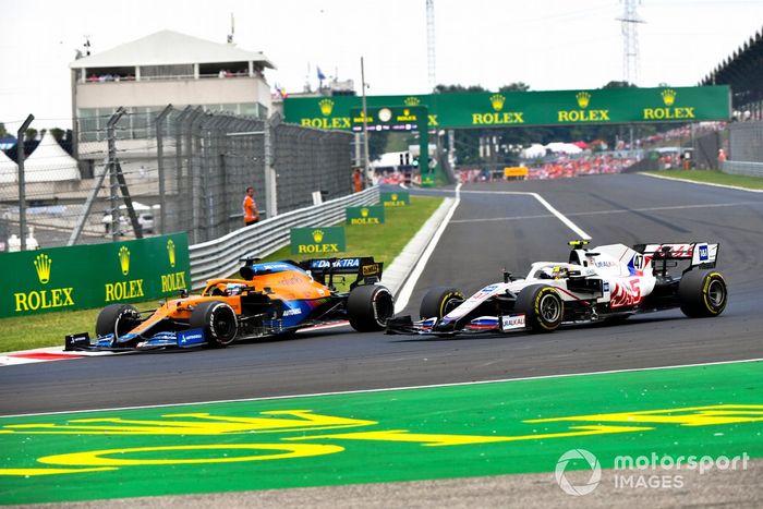 Daniel Ricciardo, McLaren MCL35M, adelanta a Mick Schumacher, Haas VF-21