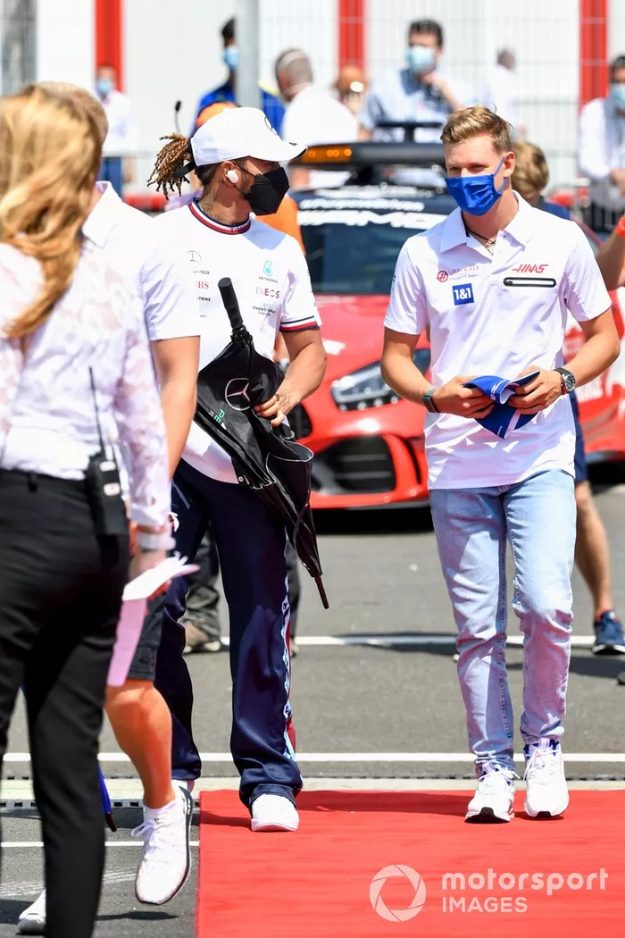 Lewis Hamilton, Mercedes, Mick Schumacher, Haas F1 en el desfile de pilotos