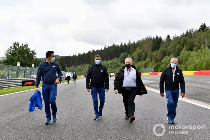 Michael Masi, director de carrera y miembros de FIA recorren la pista