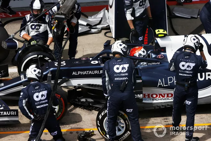 Pierre Gasly, AlphaTauri AT02, se retira en los pits 
