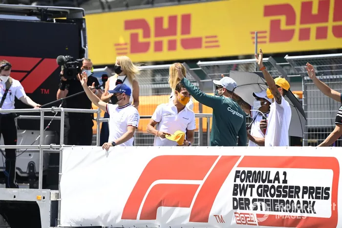 Valtteri Bottas, Mercedes, Daniel Ricciardo, McLaren, Sebastian Vettel, Aston Martin, en el desfile de pilotos