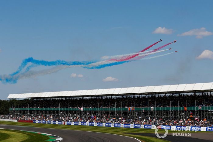 El equipo de acrobacia aérea de la RAF, los Red Arrows, actúan para el público en sus BAE Systems Hawk T.Mk.1A.