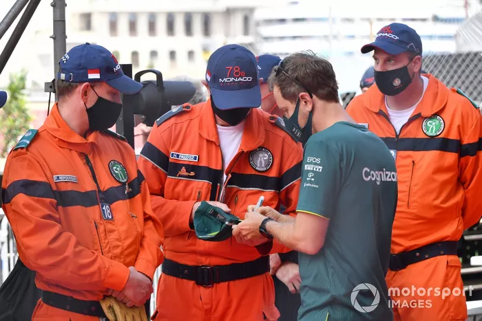 Sebastian Vettel, Aston Martin, dando autógrafos 