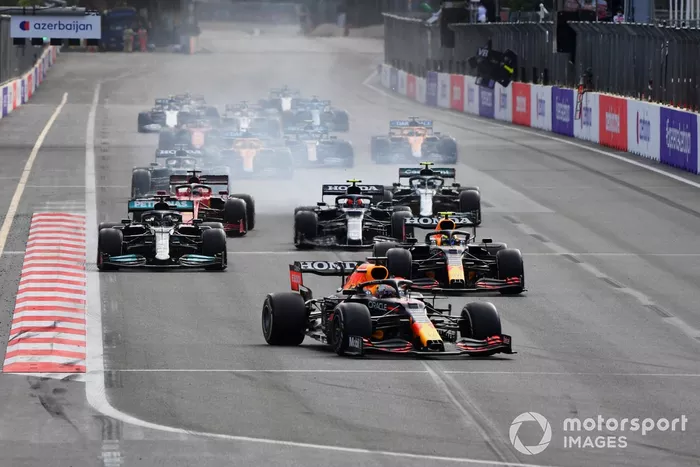 Max Verstappen, Red Bull Racing RB16B, Sergio Pérez, Red Bull Racing RB16B, Lewis Hamilton, Mercedes W12