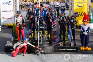PPodio: Ganador Thierry Neuville, Nicolas Gilsoul, Hyundai Motorsport Hyundai i20 WRC Cup, segundo lugar Ott Tänak, Martin Järveoja, Toyota Gazoo Racing WRT Toyota Yaris WRC, tercer lugar Dani Sordo, Carlos del Barrio, Hyundai Motorsport Hyundai i20 WRC Cup