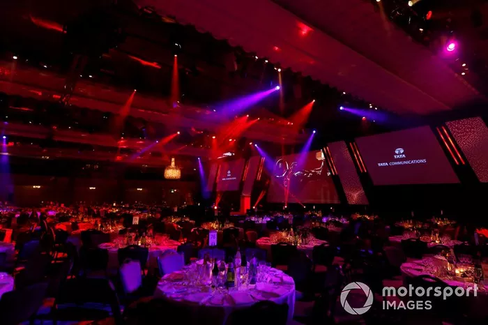 El escenario principal con los logotipos de los patrocinadores de Tata Communications en la pantalla