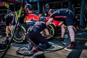 Red Bull Racing crew tijdens pitstop