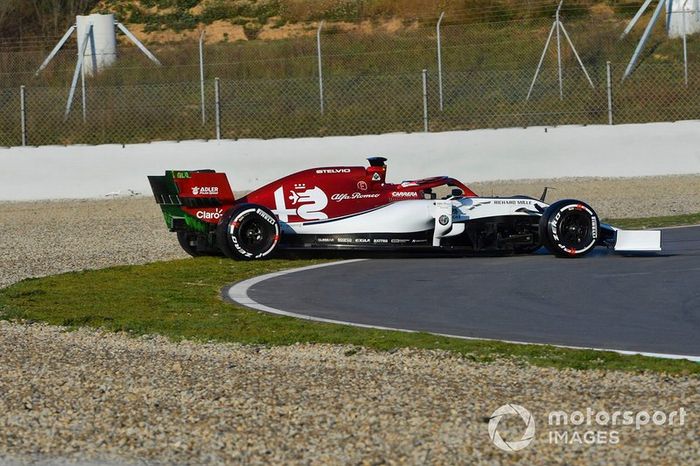 Kimi Raikkonen trompea con el Alfa Romeo Racing C38