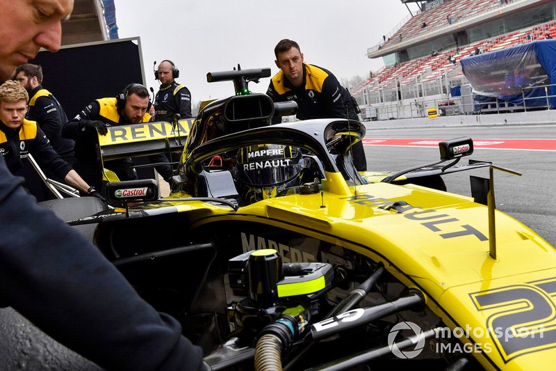 Nico Hulkenberg, Renault F1 Team R.S. 19, makes a pit stop