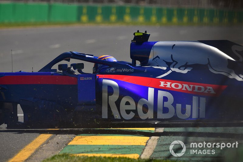 Alexander Albon, Toro Rosso STR14, en tête-à-queue